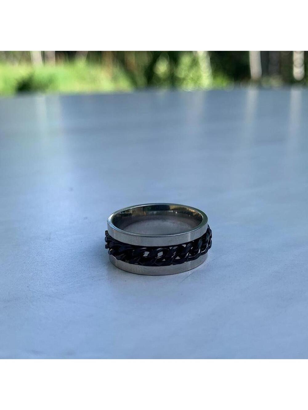 Grunge 2000s style Black and silver stainless steel spinner ring. Size 7. Ships